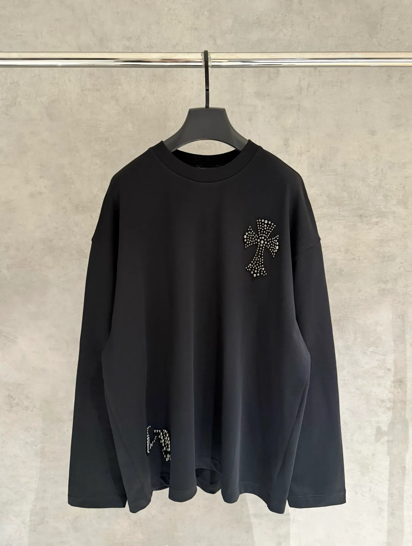 🅿️350 [Strict quality control] CH Croixin's new long-sleeved sweatshirt T-shirt. Heavy 420g double yarn fabric. Beaded on the front. Wash the whole garment twice. Frayed and torn on all four sides. Heavy fabric. The neckline is made of icy Salona. Loose fit. Deep, wide and stylish. No deformation or shrinkage. Color: 3 colors, black, white and gray. Size: M-2xl